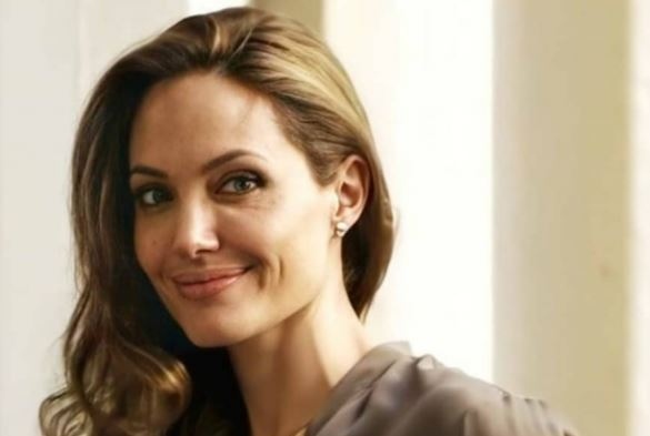Холивудската звезда Анджелина Джоли направи своя дебют в социалните мрежи.